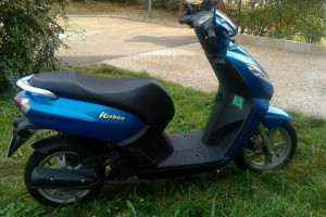 Niebieski peugeot kisbee 50 cc skuter