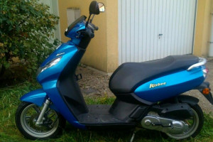 Niebieski peugeot kisbee 50 cc skuter