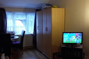 NA 1 M-C WYNAJME POKOJ 2-OS SYMPATYCZNEJ PARZE(OD 7/8-3/9)