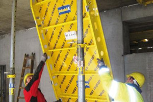 Praca dla strikerow przy rozbiorze szalunkow