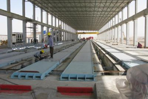 Praca przy odlewach betonowych