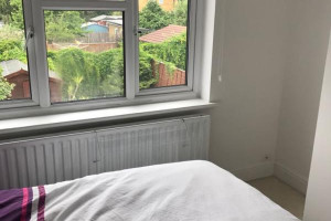 Duża dwójka na Cippenham w rodzinnym domu dla kobiety.