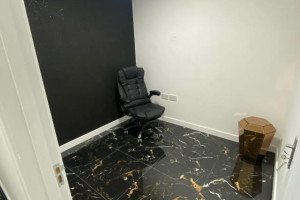 Room for beauty treatment and 2 nails space to rent