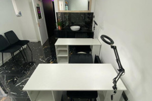 Room for beauty treatment and 2 nails space to rent