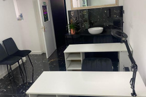 Room for beauty treatment and 2 nails space to rent