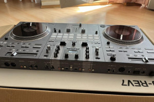 Pioneer DJ DDJ-REV7 Professional DJ Controller for Serato DJ Pro