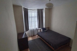 Ładna duża dwójka- pokój dla 1 osoby przy stacji Seven Sisters  £135