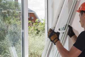 Monterzy okien i pomocnicy