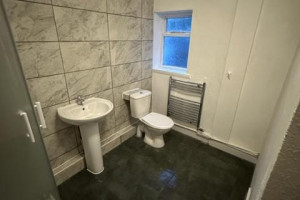 Do wynajęcia cały flat/mieszkanie przy stacji 7 sisters z ogrodem.