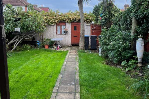 Dwójka do wynajęcia w dużym domu z ogrodem. 2 łazienki, 2 lodówki, idealne dla pracujących lokatorów.