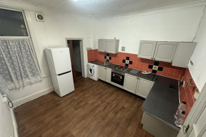 PRZESTRONNE MIESZKANIE Z OGRODEM I PIWNICĄ | 5 MINUT OD ILFORD STATION (Elizabeth Line) | DOSTĘPNE OD ZARAZ