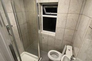 Ładny pokój dwuosobowy z prywatną łazienką przy Thornton Heath