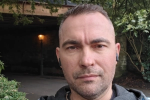 44 latek pozna  kobietę 