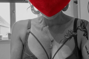 Dyskretna kociczka w delegacji 